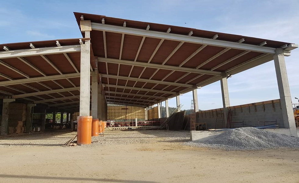 A orientação dos pavilhões desempenha um papel importante na ventilação passiva e na renovação do ar.